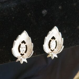Sarah Coventry Silver Leaf Earrings. Clip On